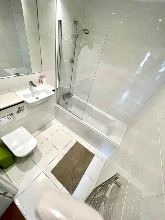 Apartamento Stratford Luxury House, 5 Minutes Walk Station, Westfield, 3 Bedrooms 3 Bathrooms, Reception, Garden, Parking *