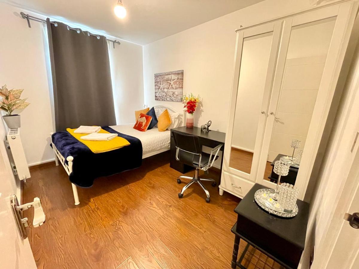 Stratford Luxury House, 5 Minutes Walk Station, Westfield, 3 Bedrooms 3 Bathrooms, Reception, Garden, Parking Apartamento Londres