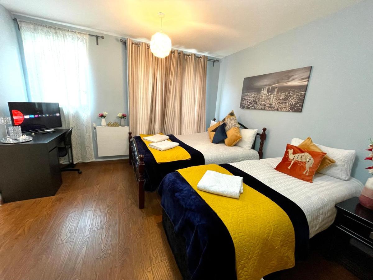 Stratford Luxury House, 5 Minutes Walk Station, Westfield, 3 Bedrooms 3 Bathrooms, Reception, Garden, Parking Apartamento Londres