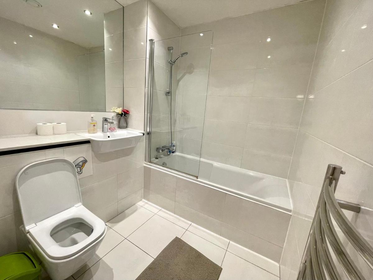 Apartamento Stratford Luxury House, 5 Minutes Walk Station, Westfield, 3 Bedrooms 3 Bathrooms, Reception, Garden, Parking