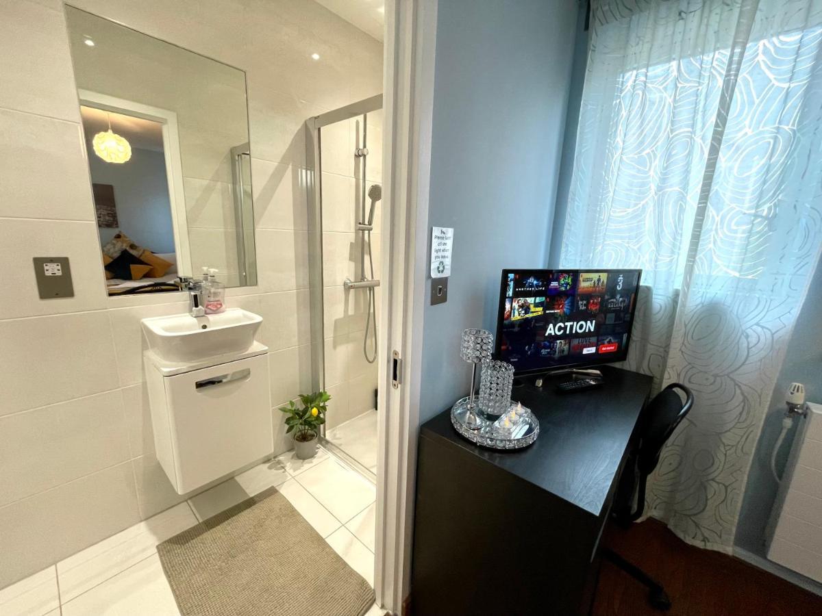 Apartamento Stratford Luxury House, 5 Minutes Walk Station, Westfield, 3 Bedrooms 3 Bathrooms, Reception, Garden, Parking Londres