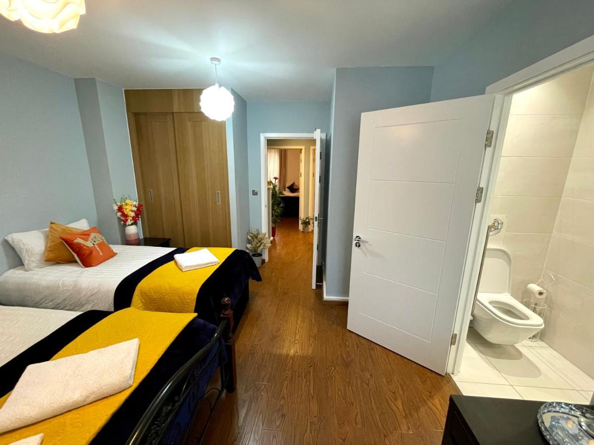 Apartamento Stratford Luxury House, 5 Minutes Walk Station, Westfield, 3 Bedrooms 3 Bathrooms, Reception, Garden, Parking