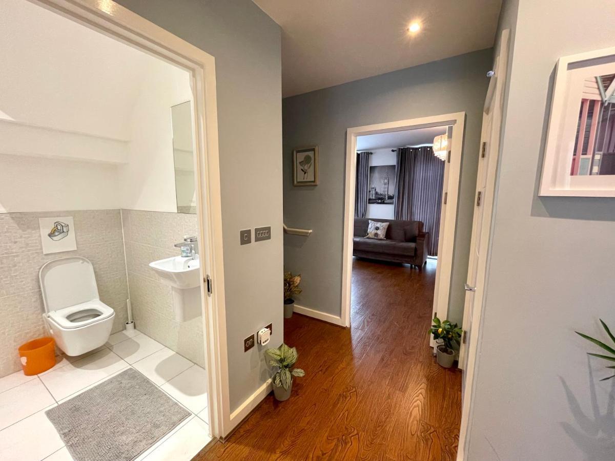 Stratford Luxury House, 5 Minutes Walk Station, Westfield, 3 Bedrooms 3 Bathrooms, Reception, Garden, Parking Apartamento