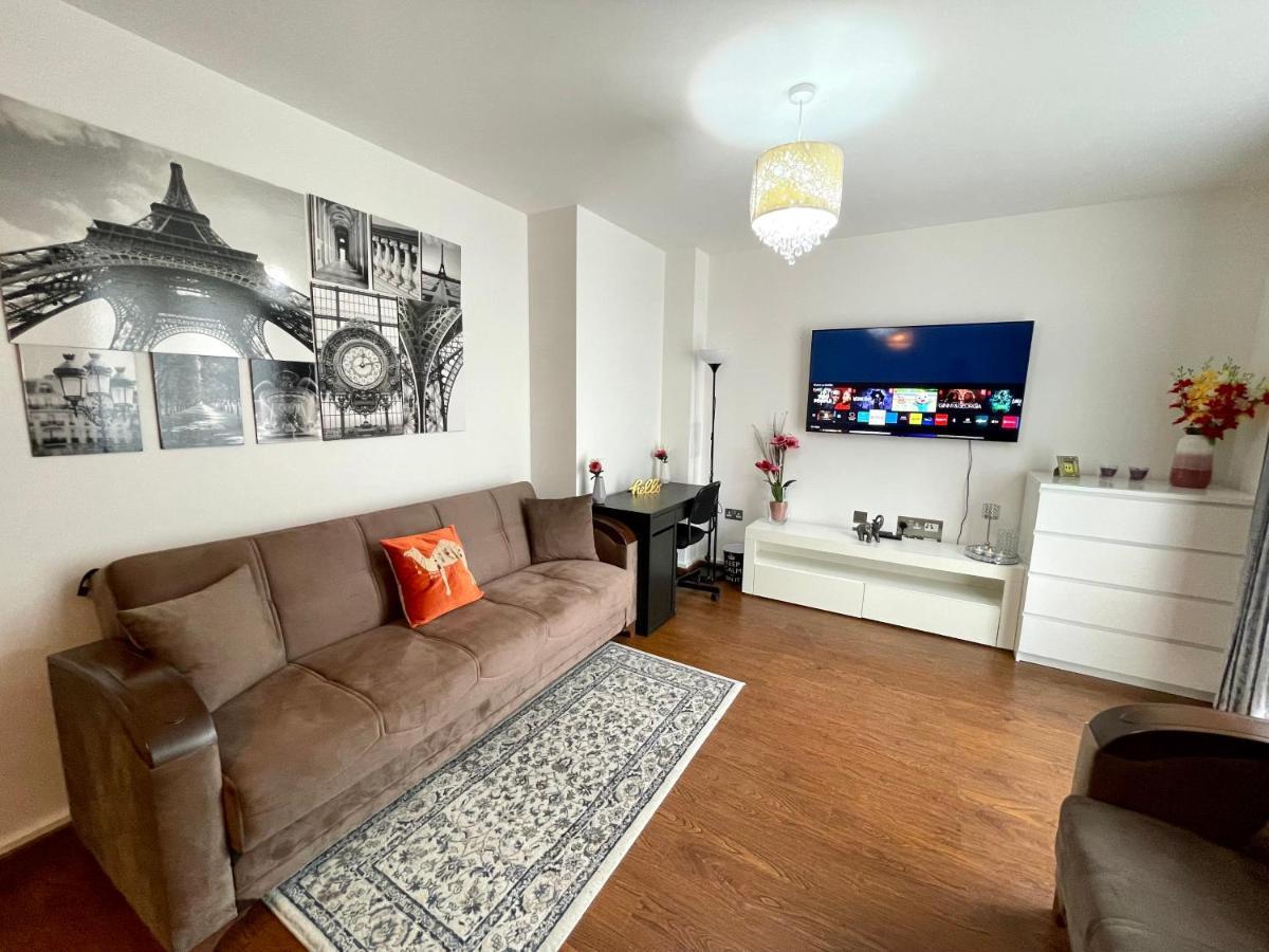 Stratford Luxury House, 5 Minutes Walk Station, Westfield, 3 Bedrooms 3 Bathrooms, Reception, Garden, Parking Apartamento Londres