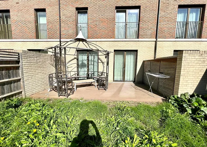 London Stratford Luxury House, 5 Minutes Walk Station, Westfield, 3 Bedrooms 3 Bathrooms, Reception, Garden, Parking