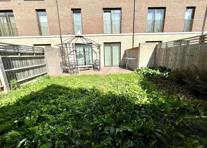 London Stratford Luxury House, 5 Minutes Walk Station, Westfield, 3 Bedrooms 3 Bathrooms, Reception, Garden, Parking
